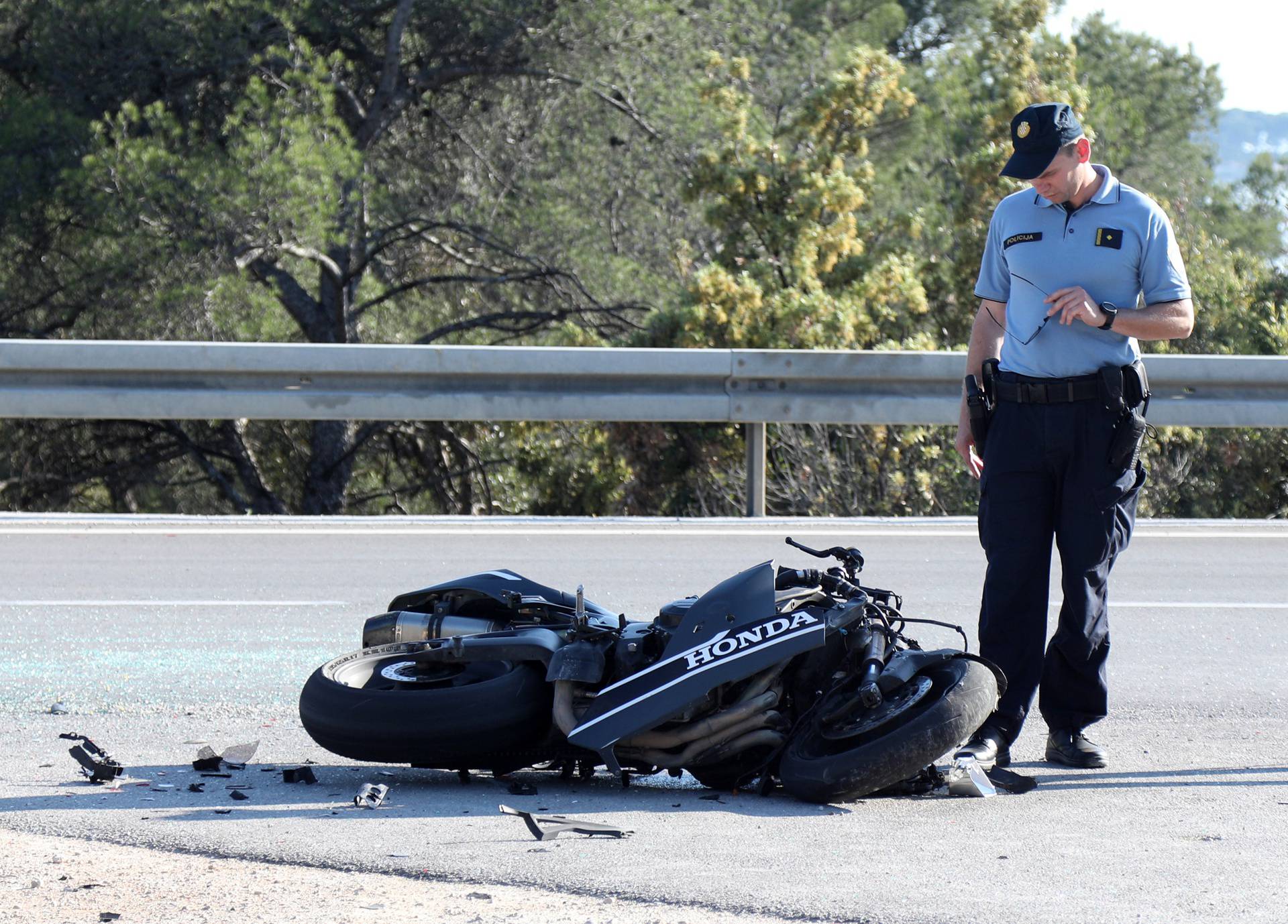 U prometnoj nereći kod Brodarice teško stradao motociklist