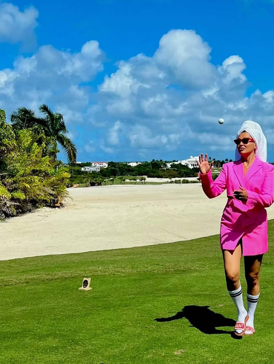 FOTO Svi gledaju u Ninine noge: Ovako igra golf na Karibima