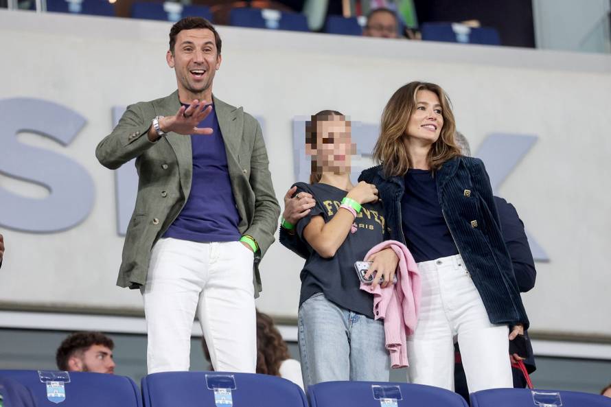 Srna je bodrio reprezentaciju u Osijeku: Supruga Mirela nosila luksuznu torbicu brenda Hermes