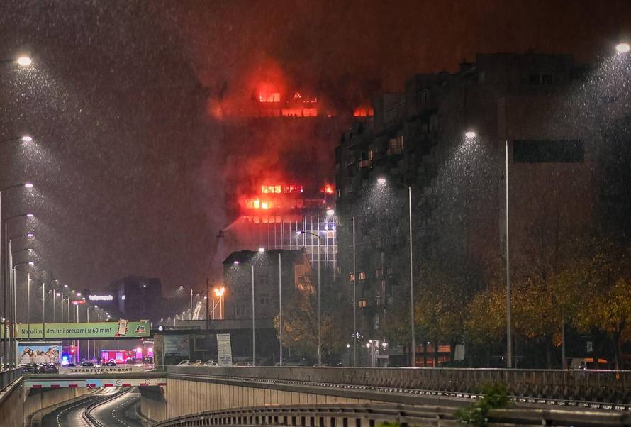 Ovo su prve snimke požara: Tu se vidi misteriozno plavo svjetlo