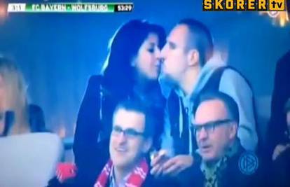 Poljubac ili nogomet? Ribery je to riješio majstorskim potezom