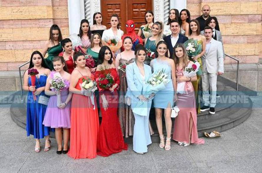 Ovo je fotka s proslave mature u Banja Luci. Škola iznenađena: 'Pa taj dečko uopće nije naš'