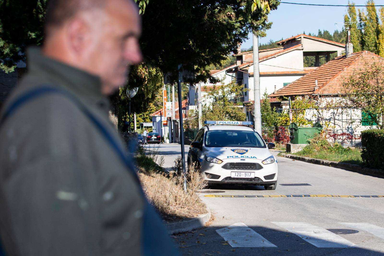 Policija privela čovjeka koji  je prijetio eksplozivom u kući...