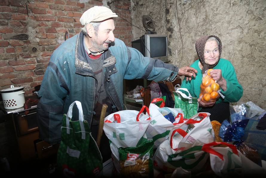 Stigle nove čizme, ali i darovi: Đuro i Ana zaplakali od sreće...