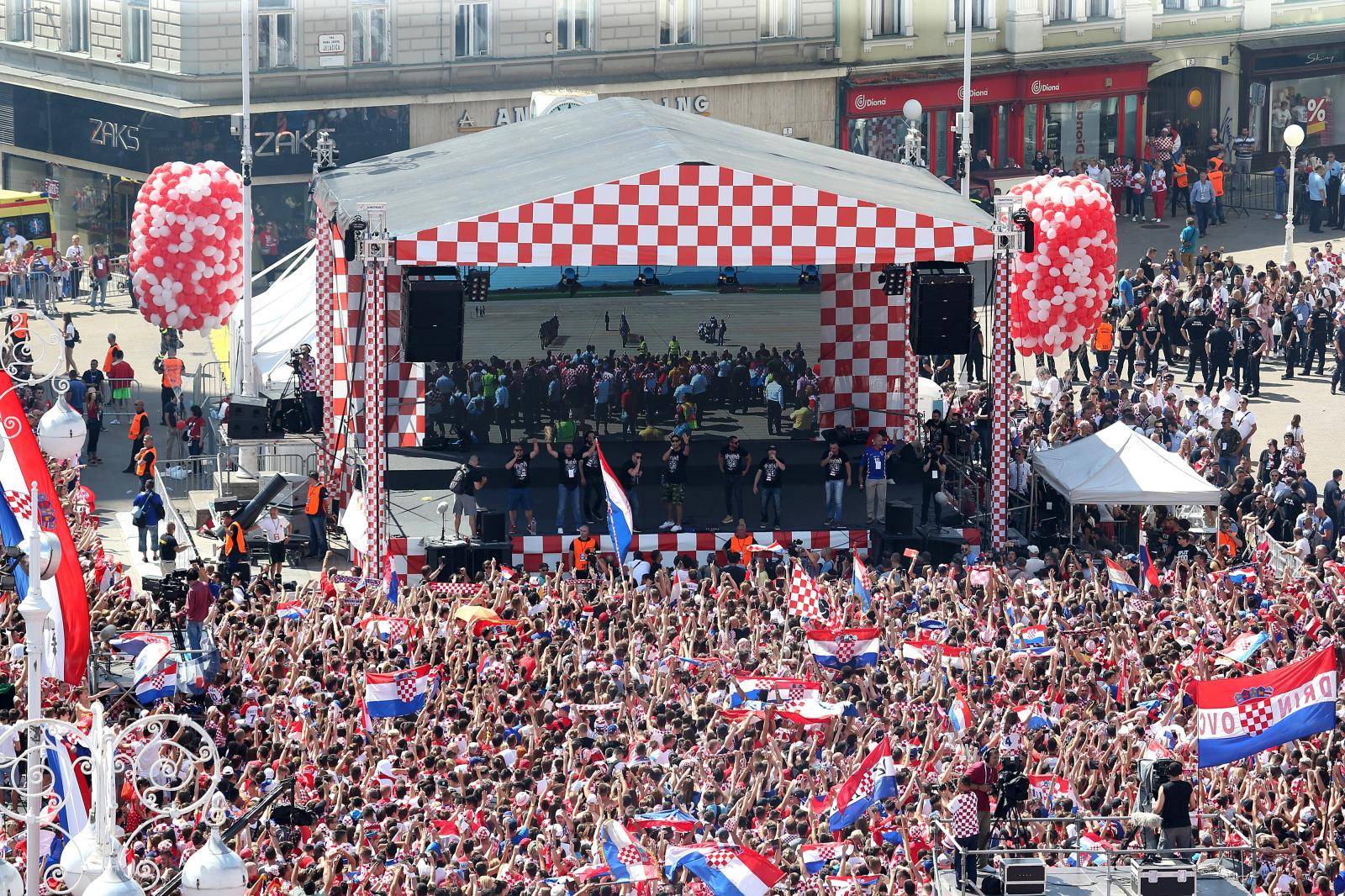 SveÄani doÄek Vatrenih na Trgu bana Josipa JelaÄiÄa