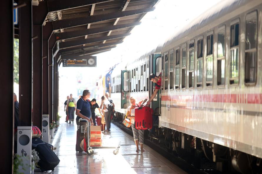 Vlakom iz Splita krenuli sinoć za Zagreb: Putovali su  13 sati!