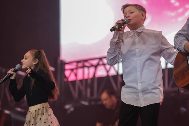 Zagreb: U Areni Zagreb održan koncert "Progledaj srcem"
