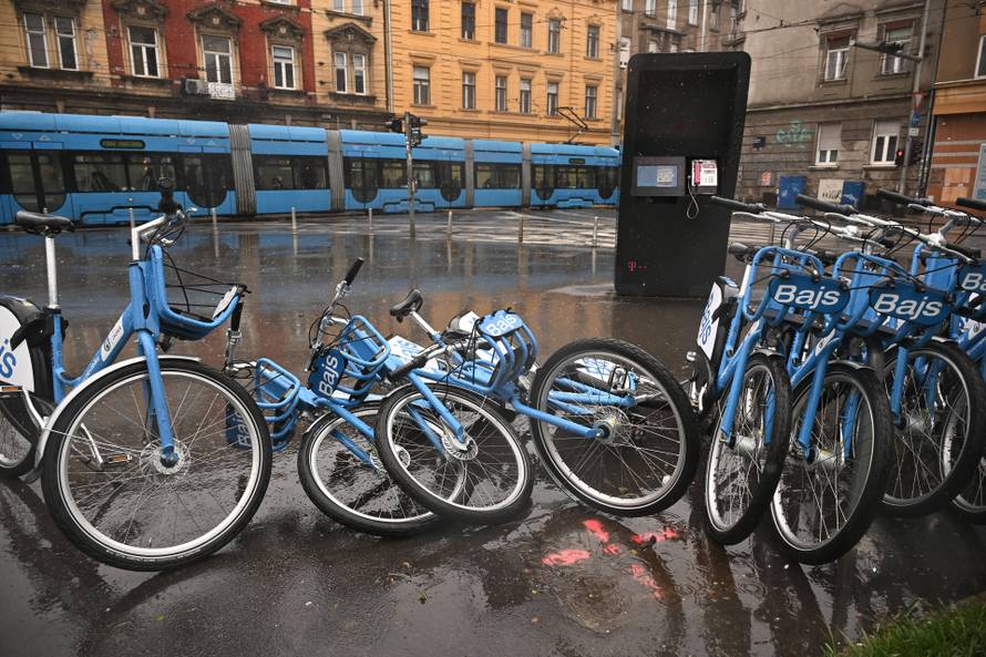 Zagreb: Olujni vjetar rušio bicikle i skele 