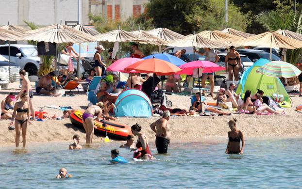 Brodarička plaža Rezalište puna je gostiju i to sa svih strana