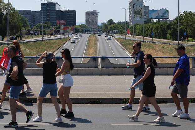 Zagreb: Tisuće fanova Thompsona prolazi Mostom mladosti koji je zatvoren za promet
