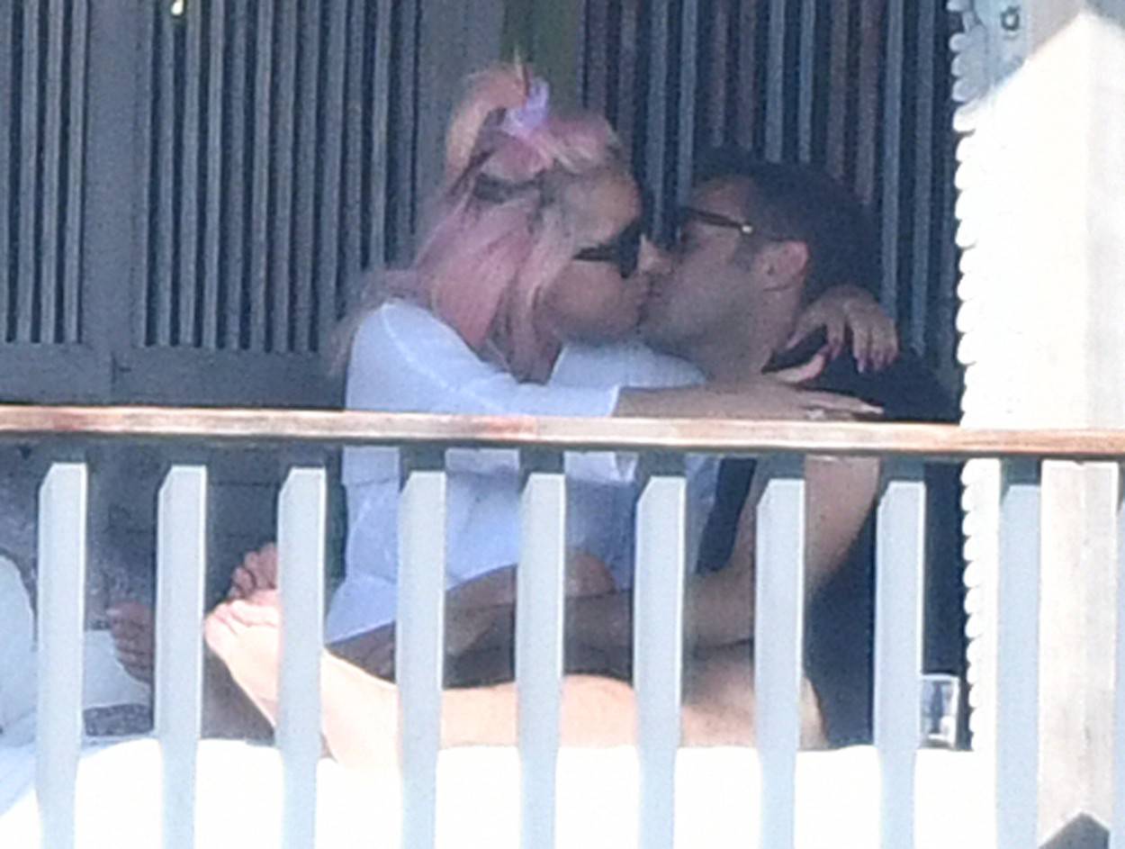 *PREMIUM EXCLUSIVE NO WEB UNTIL 2130 EST 2ND FEB* Lady Gaga seen kissing a mystery man as she relaxes in Miami ahead of her pre Super Bowl concert on Saturday