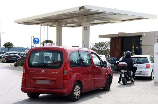 Šibenik: Po?ele su gužve na benzinskim postajama uo?i najavljenog poskupljenja goriva