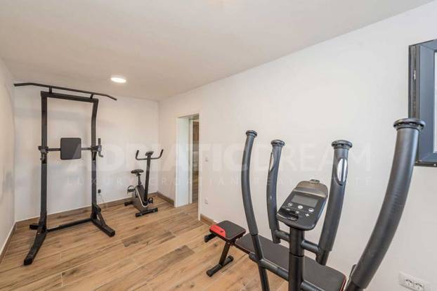 FOTO Privatna plaža i infinity bazen: Moderna vila blizu Zadra prodaje se za 3 milijuna eura