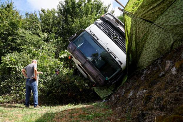Jastrebarsko: Kamion probio ogradu kuće za odmor