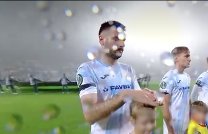 VIDEO Pogledajte kako su igrači Rijeke pokušali zaštititi djecu od kiše prije početka utakmice