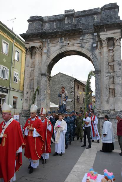 FOTO U Puli velikom procesijom proslavili zaštitnika sv. Tomu