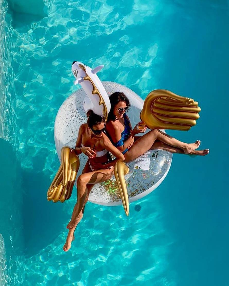 Djevojka Ćalete-Cara pozirala u badiću s atraktivnom sestrom