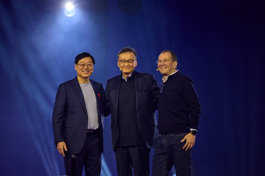 Ovaj laptop ima ekran koji se savija i može vas pratiti po sobi