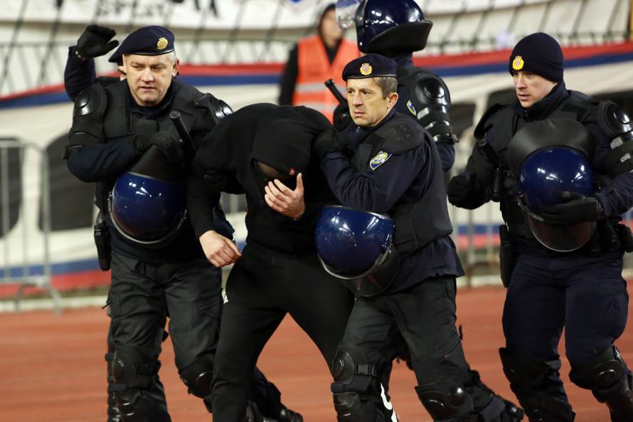 Huligan koji je uletio sa šipkom u teren dobio 15 dana pritvora!