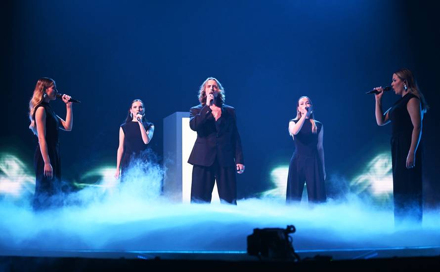 Stol pun knjiga: Marko Kutlić i u finalu čitao knjigu, sa sobom na Doru donio i filozofsko djelo