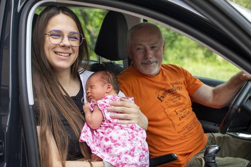 Klei se nije čekalo pa se rodila u autu: 'Djed je ostao pribran, umotao je bebicu i dao mi je'