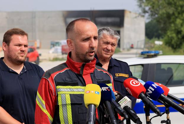 Zaprešić: Konferencija za medije na zgarištu tvrtke Eko Flor gdje je jučer izbio veliki požar