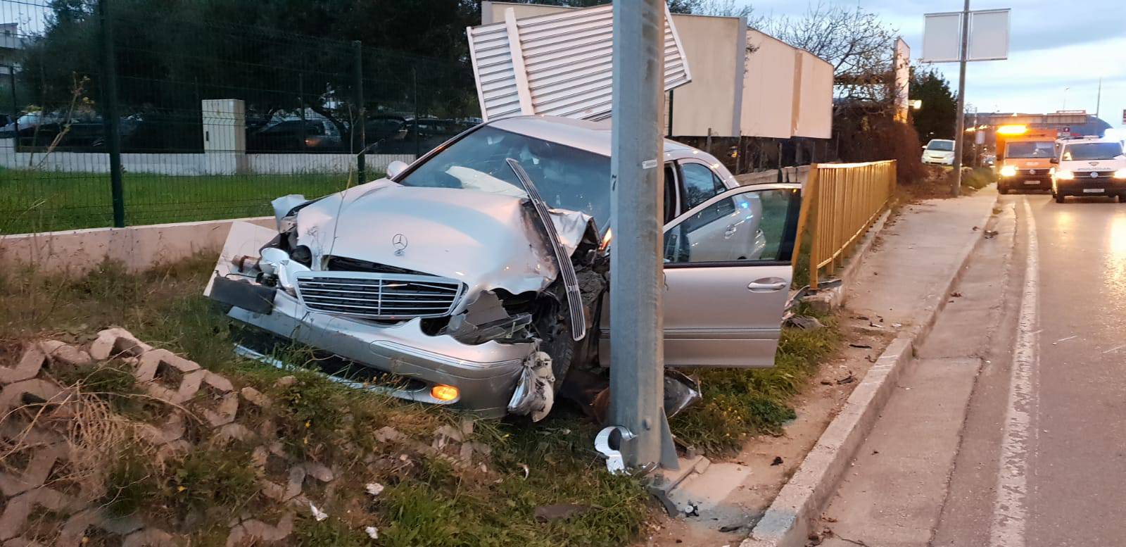 Sudar u Splitu: Auto odbačen na stup, dvoje ljudi je u bolnici