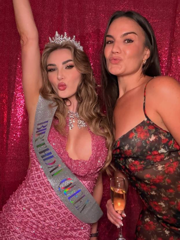 FOTO Možda ste ju sreli... Bujna influencerica posjetila Jadran: 'Ja sam u Hrvatskoj, a vi niste'