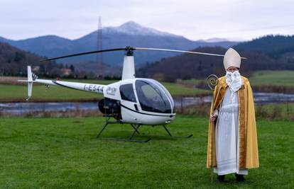 Sveti Nikola sletio helikopterom u Otočac te darivao i djecu i štićenike doma za starije