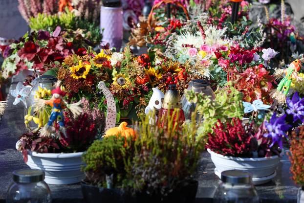 Zagreb: Grob obitelji ukrašen raznim figuricama Noći vještica