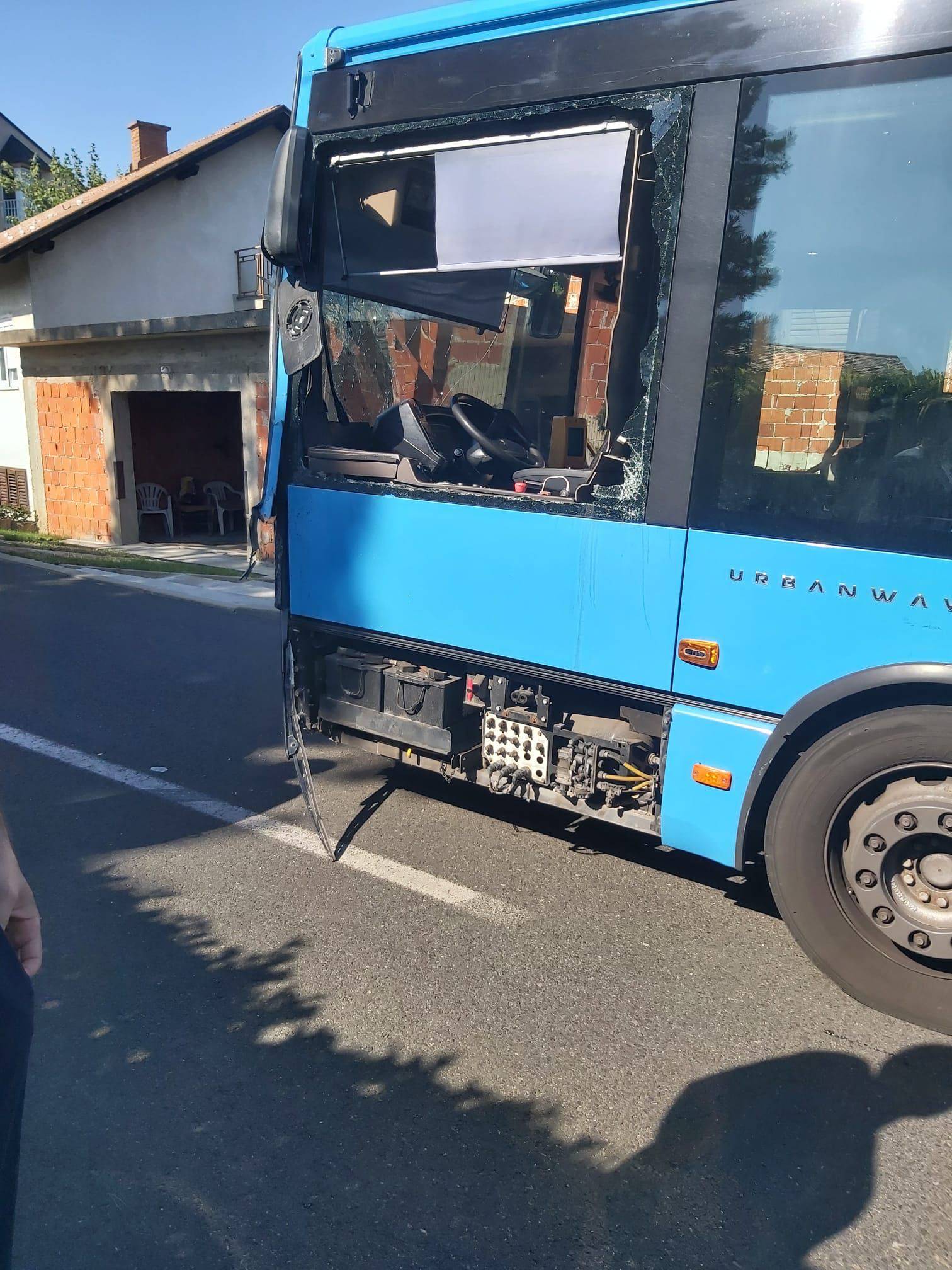 ZET-ov autobus sletio s ceste i zabio se u stup u Remetama