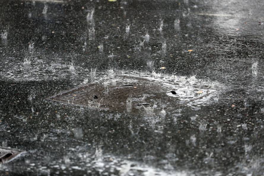 Zagrepčane iznenadio pljusak, tuča i grmljavina poharali Pulu