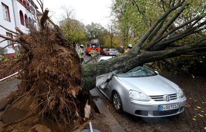Herwart hara Europom: Dosad poginulo troje ljudi u jakoj oluji