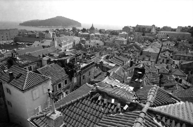 Dubrovnik: Uništeni krovovi starog grada nakon granatiranja, 17.08.1993.
