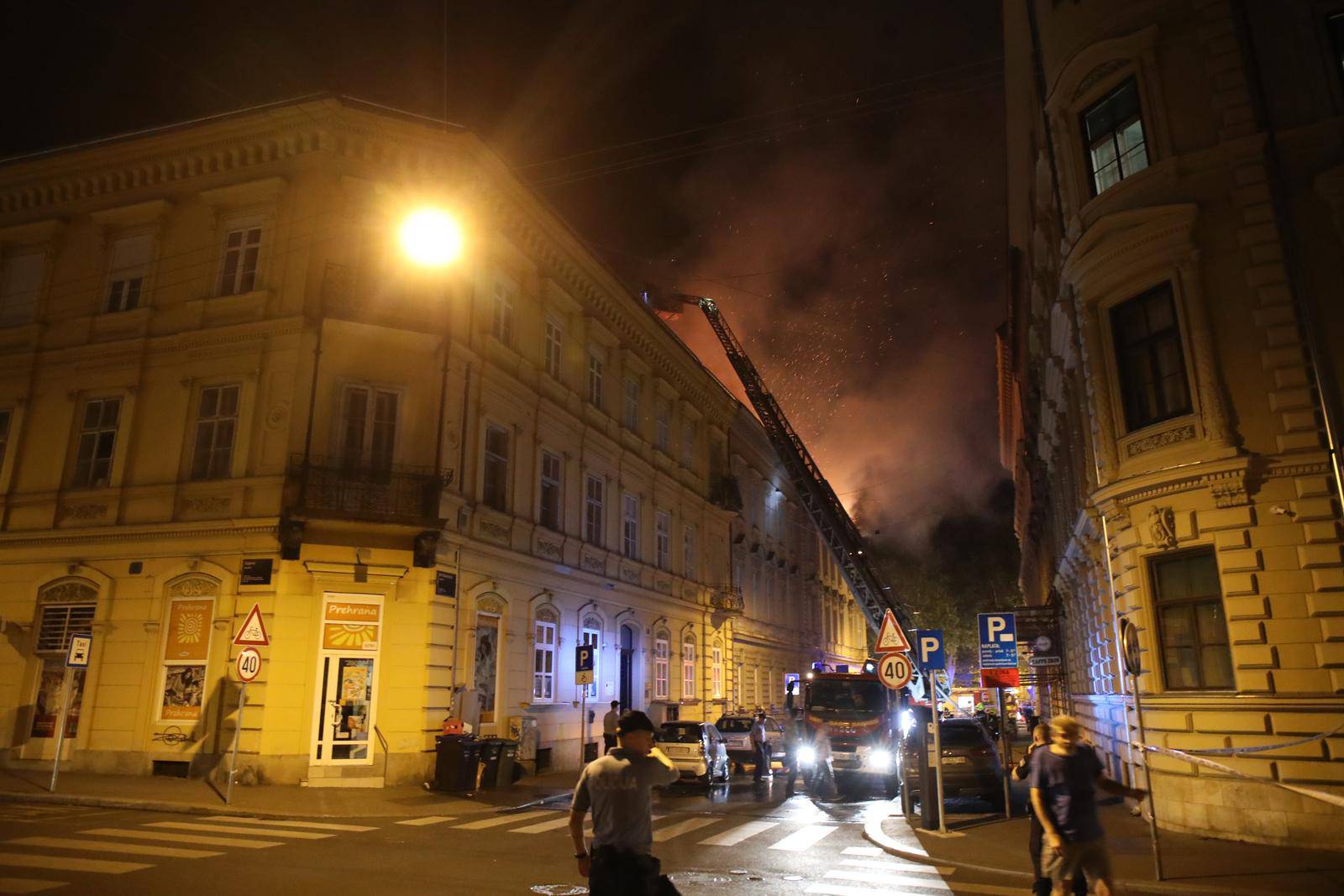 Zagreb: Na krovištu zgrade na Zrinjevcu buknuo požar