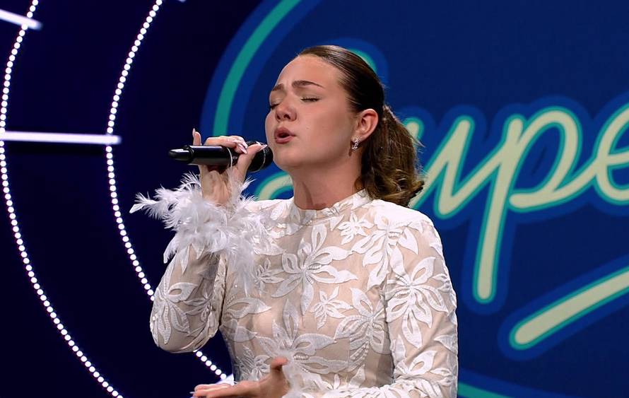 Povratnica Ema Durić oduševila žiri 'Superstara': 'Jako teško je ovo otpjevati pred mamom...'