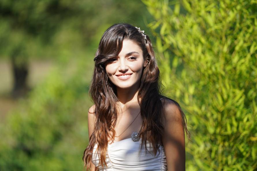 Ljepotica u koju se zagledao i Brad Pitt, mamila je poglede na crvenom tepihu u Cannesu...