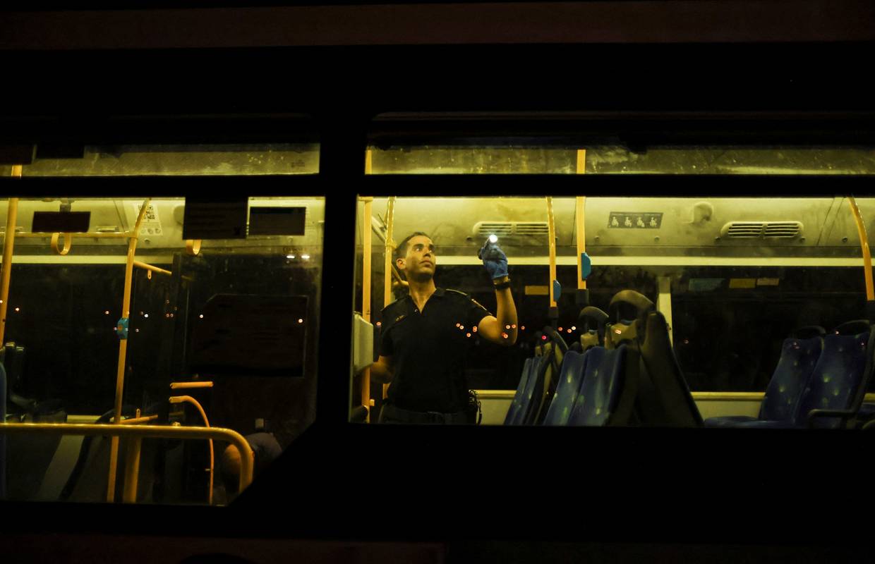 Napao je autobus u Jeruzalemu: Najmanje osmero ljudi ranjeno, među njima je i trudnica
