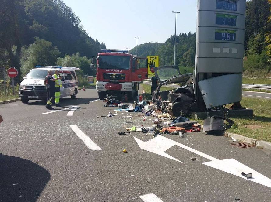 Vozač poginuo na mjestu: Auto izletio s ceste i zabio se u stup
