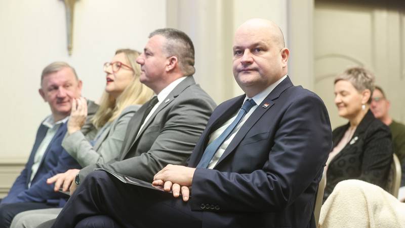 Šušnjar: Novi zakon o trgovini bo lokalnim oblastem omogočil ukrepanje proti večernjemu neredu, ne bo pa ničesar prepovedoval