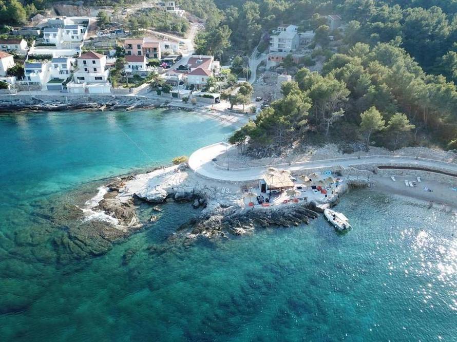 Šef lokalnog HDZ-a podigao je beach bar tamo gdje ne smije