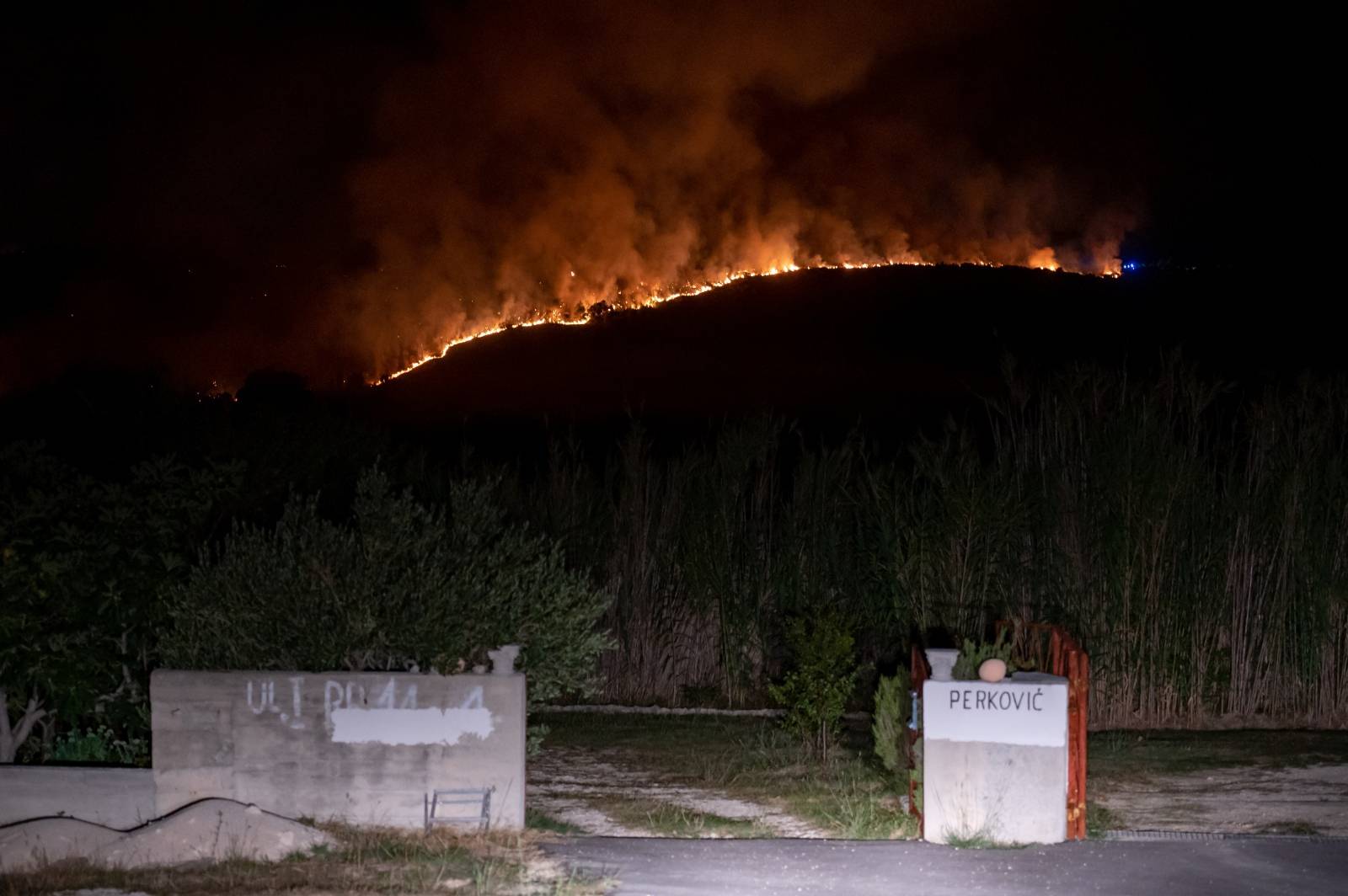 'Ljudi su umorni i iscrpljeni, ali bore se. Odbili smo požar od kuća, ali nismo ga lokalizirali'