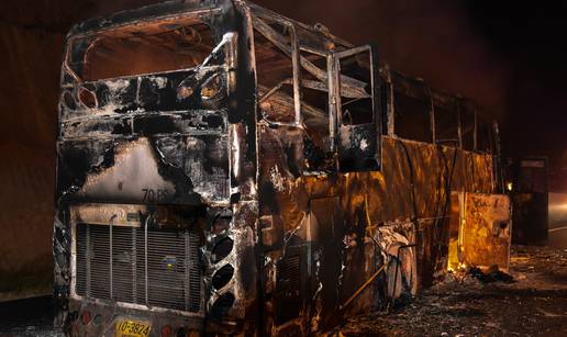 Izgorjelo 17 migranta: Minibus udario u stup pa se zapalio...