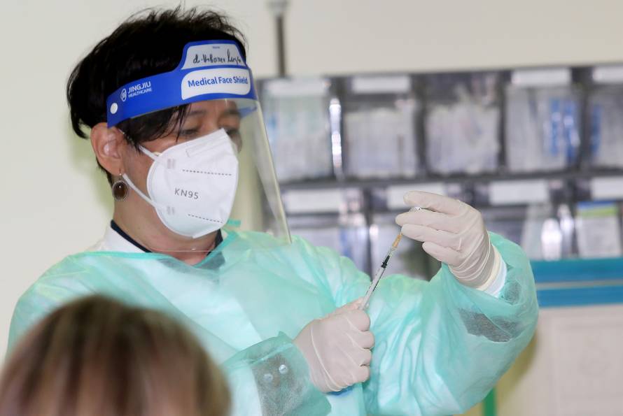 Cijepio se prvi liječnik u Splitu: 'Ne vjerujte onima koji govore da cjepivo nije sigurno'