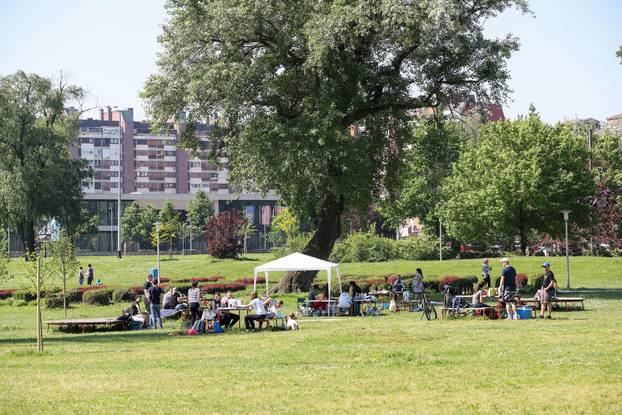 Zagreb: Građani i na Bundeku uz roštilj slave praznik rada 