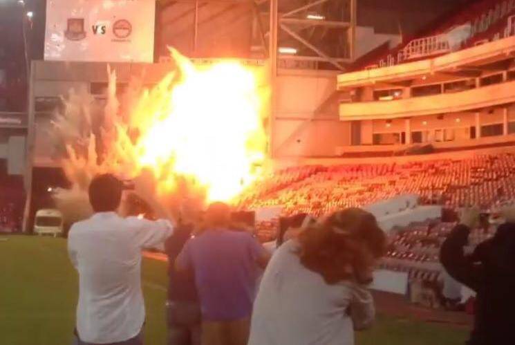 'Raznijeli' stadion West Hama: Upton Park je bio u plamenu...