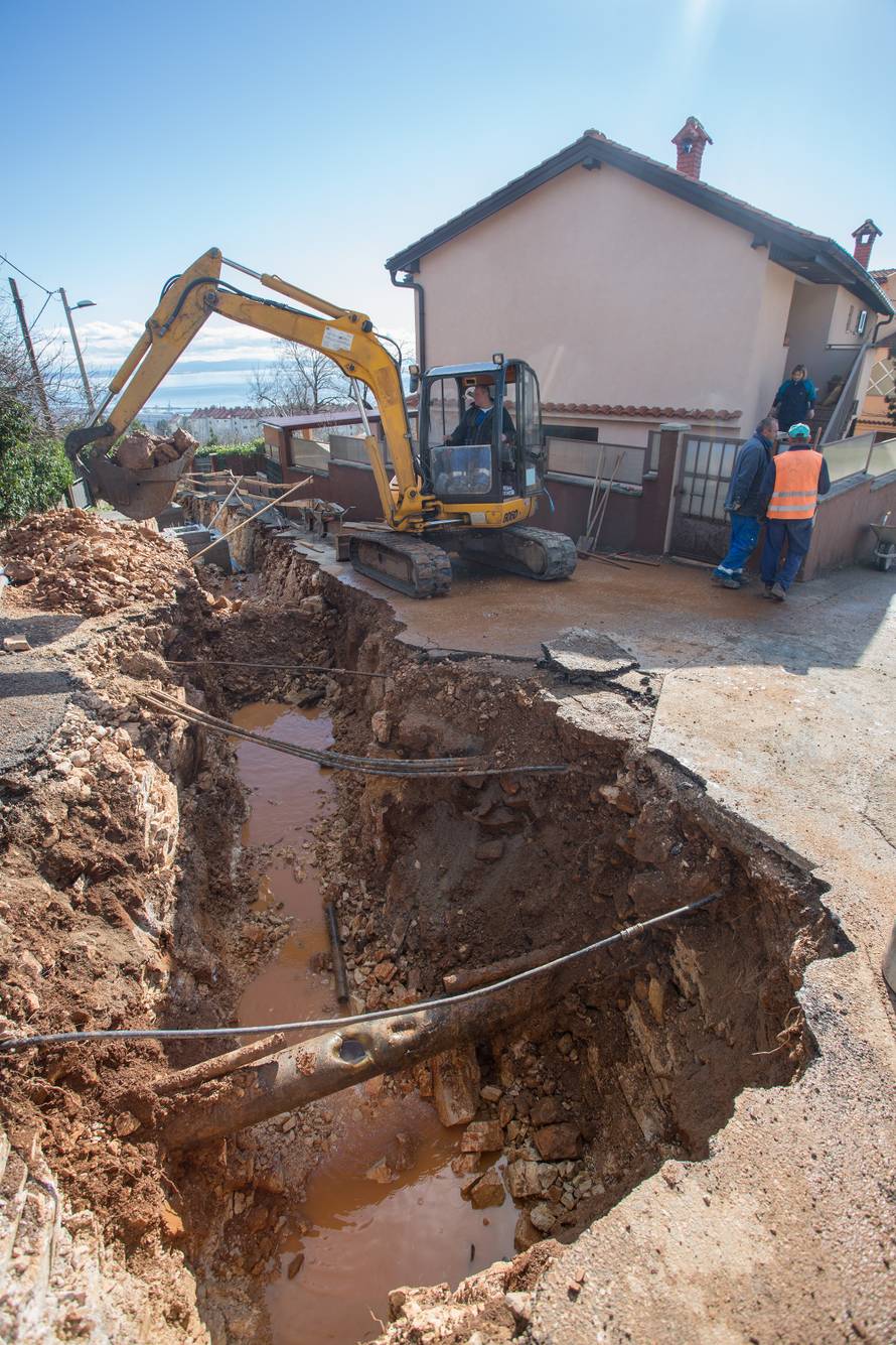 Kaos u Rijeci: Voda je šikljala 30 m u zrak,  poplavila je  kuću