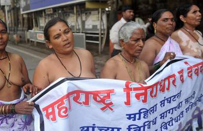 Mumbai: Umirovljenice u toplesu traže veće penzije