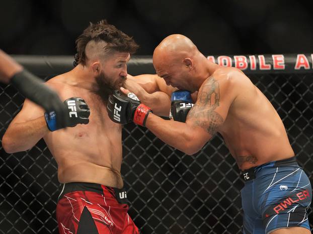 MMA: UFC 276-Lawler vs Barberena