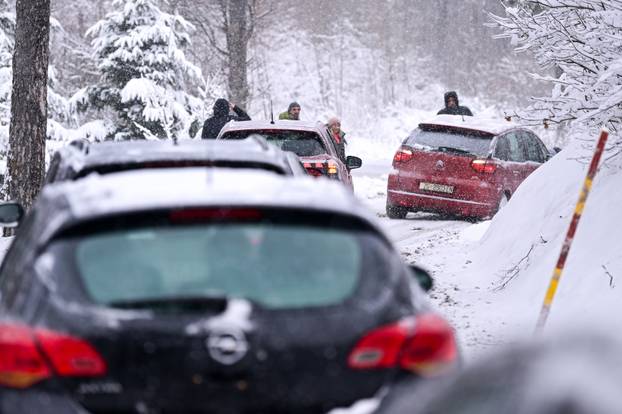 Zagreb: Guranje automobila kojima je uspon na Sljeme problematičan